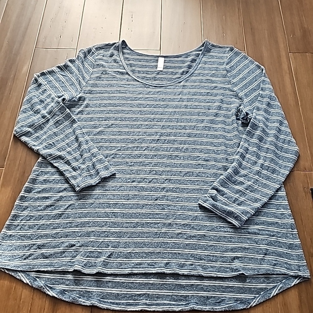 Lularoe Lynnae supper soft top